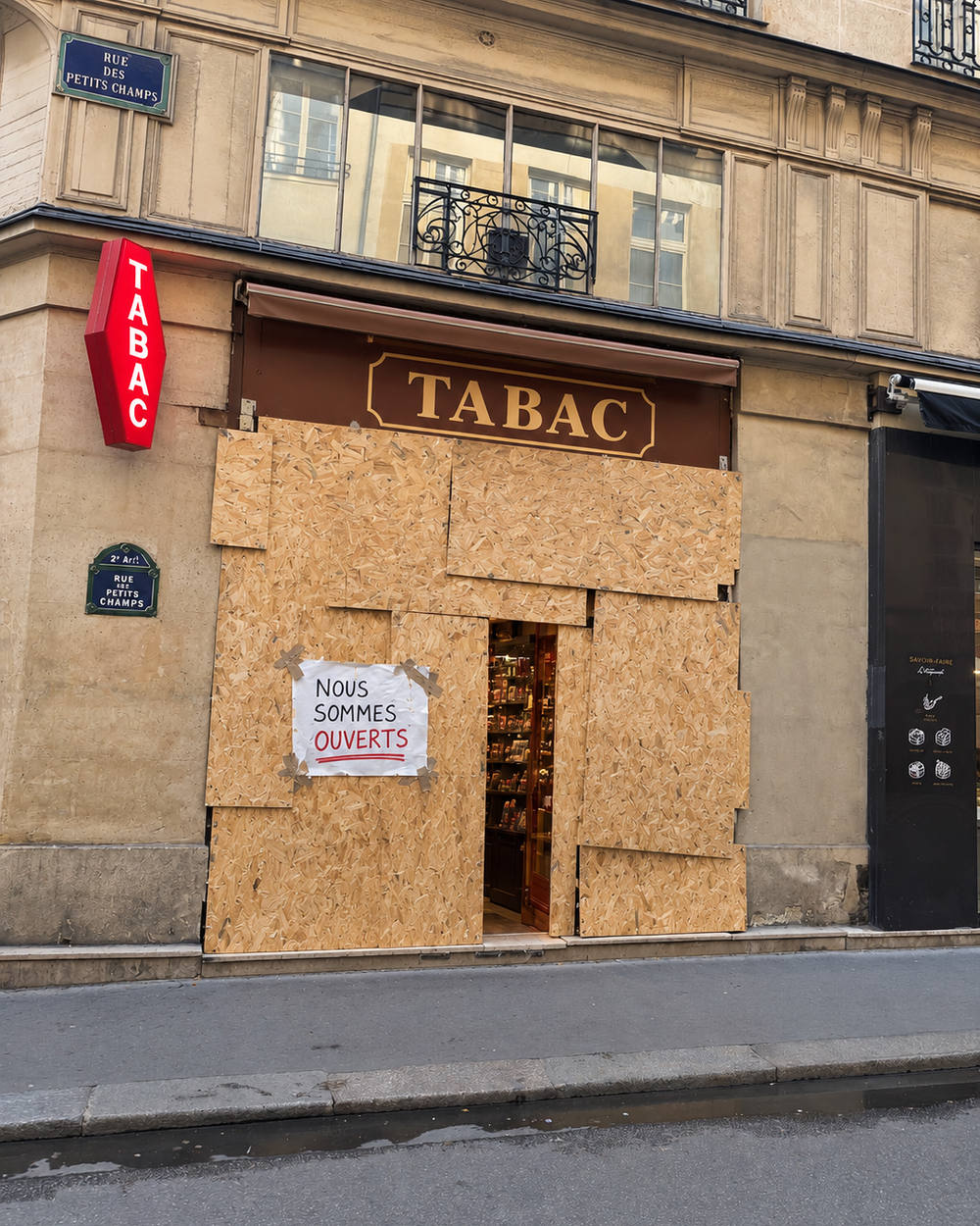 Bureau de tabac à Paris protégé par des panneaux de bois : le commerce semble fermé
